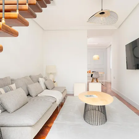 Helloasturias Oviedo, Un Espacio Luminoso Y Moderno En El Corazon De La Ciudad